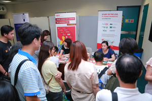 INTO 參與由香港教育資訊網主辦的「英澳美加升學放榜前瞻 2014」講座，為眾多家長及學生解答升學英國的疑難。